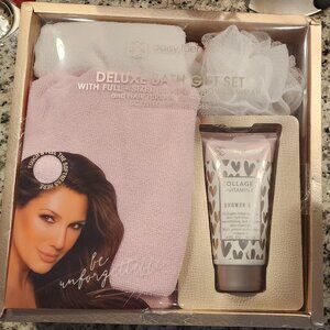 Daisy Fuentes deluxe bath kit - New in box